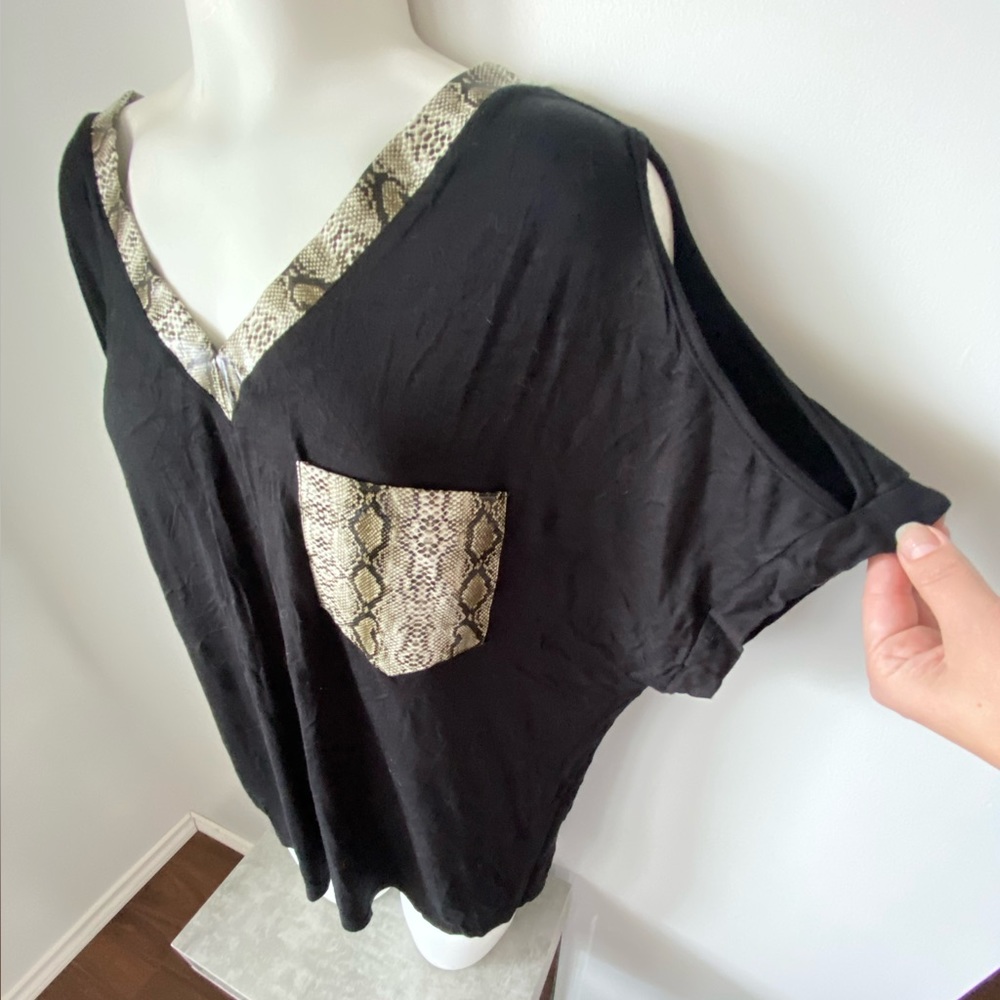 Black Butterfly-Sleeve T-shirt with Double V and Snakeskin Print Trim